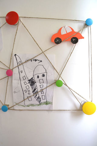 Beispiel für einen Basteltipp auf ikeahackers.net: eine Gallerie gebaut aus Wandhalterungen