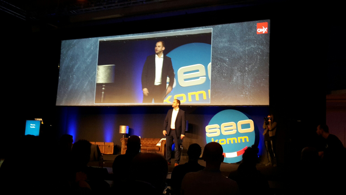 Tobias Fox auf der SEOkomm-Bühne